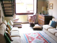 Small holiday rental apartment in central Florence. Apartment Borgo S. Jacopo, close to the Pontevecchio, Florence, Tuscany, Italy.