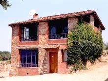 Rental lodging in Tuscany, Italy. Fienile Il Noce, a charming Italian holiday rental house, with pool, close to Arezzo. Sleeps 6+2